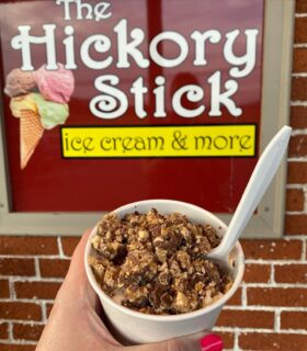 If you find yourself out in Perkasie PA, get yourself to @hickorystickicecream and ask for the vanilla peanut butter with hot fudge and snickers pieces 🤤🤤🤤